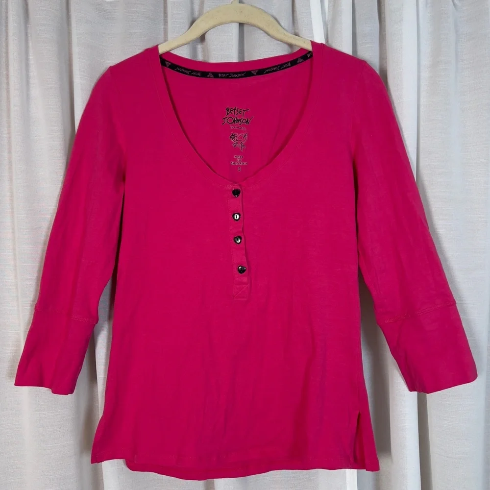 Hot pink Betsey Johnson 3/4 sleeve top ♡ - Picture 2 of 4